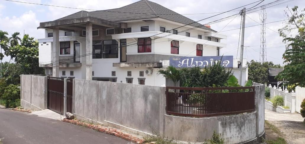 Almira Homestay Jambi Extérieur photo